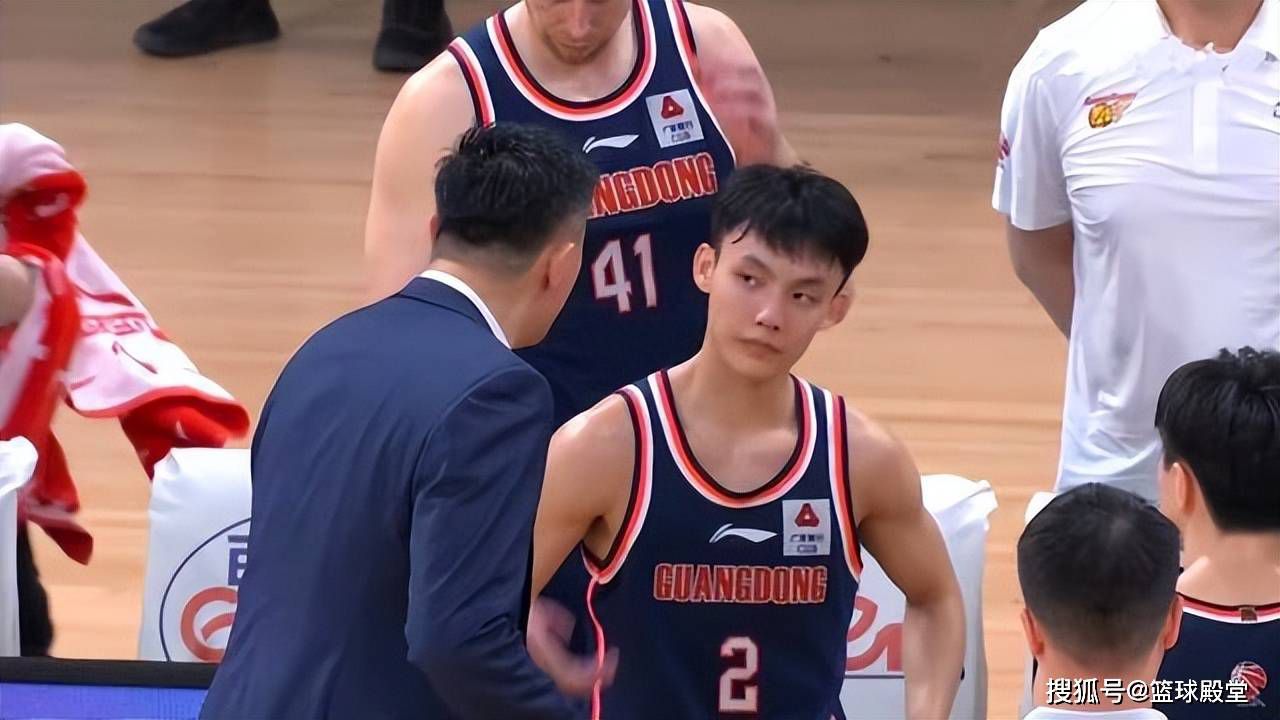 第54分钟，加纳乔接右侧传中凌空侧钩踢飞了。